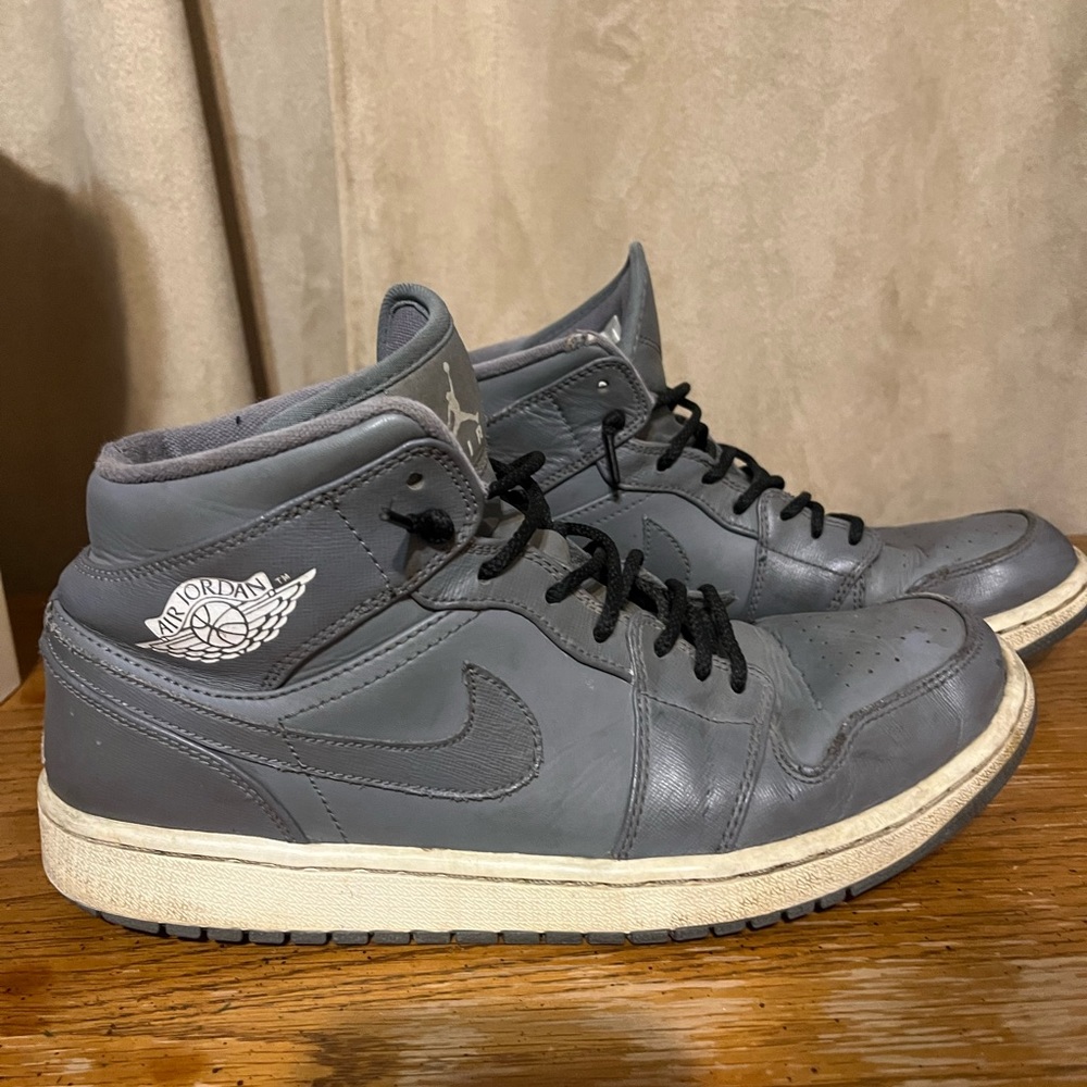 Jordan 1 mid cool grey